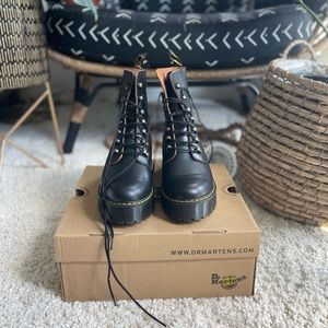 Dr. marten Leona hiker boots